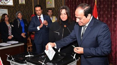 الرئيس السيسي يدلي بصوته بانتخابات مجلس الشيوخ من مصر الجديدة تزامنا مع انطلاقها