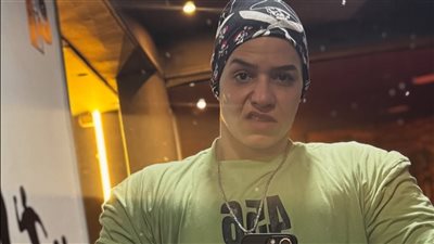 البيج ياسمين تعود لمظهرها الطبيعي وأنوثتها وتؤكد أنها تحب فطرتها والأنوثة مش باللبس