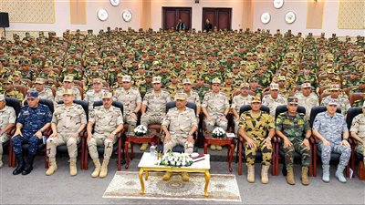 بيان القوات المسلحة: وزير الدفاع يلتقي أبطال الصاعقة والمظلات ويشدد على الاستعداد القتالي