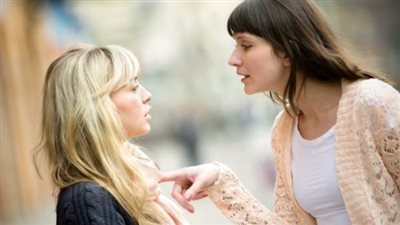 3 أبراج معروفة بصراحتها المفرطة وحدتها في التعبير عن آرائها