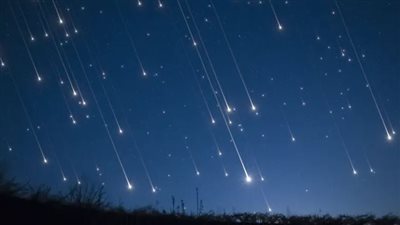 زخات شهب البرشاويات تزين سماء أغسطس في عرض فلكي مدهش رغم سطوع القمر