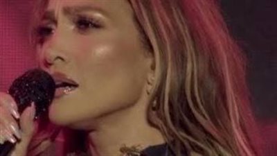 مشهدج يظهر فيه 