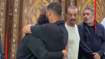 انهيار نجل المرحوم تيمور تيمور في عزاء والده ومشهد مؤثر يهز السوشيال ميديا