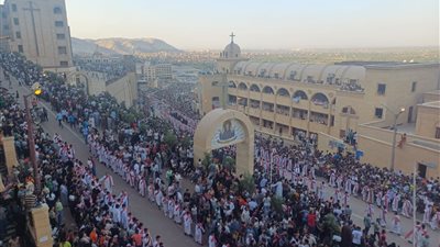 احتفالات صوم العذراء تجمع الآلاف من الأقباط في دير السيدة العذراء بجبل درنكة بأسيوط