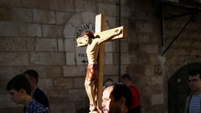 السياح الإسرائيليين يقومون بتفكيك صليب حجري تاريخي واستبداله بنجمة داوود مما أثار غضب الملايين