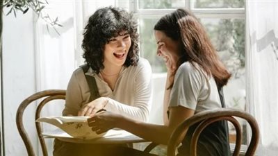 الأبراج التي تنجذب للضحكة العفوية.. شخصيات ترى في الفكاهة سر القلوب