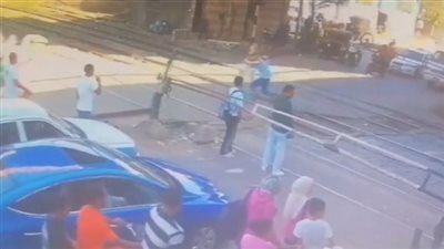  لحظة إنقاذ شاب قبل مرور القطار بثوان.. تحدى الموت وانقذه عم طارق 