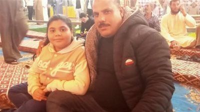 فتاة كيس الشيبسي تشعل مواقع التواصل بعد تصرف نبيل مع رجل مسن أمام سوبر ماركت