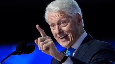 ظهور الرئيس الأمريكي الأسبق بيل كلينتون في مطار نيويورك بجهاز صدمات قلبية يثير الجدل