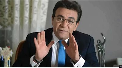 وداع مهيب في جنازة الإعلامي عاطف كامل بكنيسة مارمرقس انهيار ابنائة بحضور فاطمة ناعوت