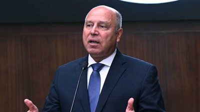 بيشتغل 20 ساعة ومش بياخد إجازات.. أحمد موسى يتحدث عن كامل الوزير