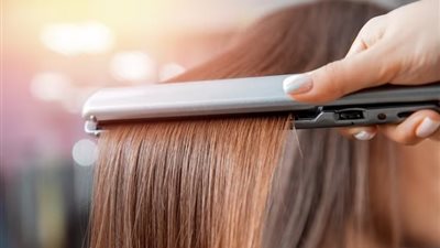 مكواة الشعر ليست أداة للتجميل فقط فهى تطلق مواد سامة تهدد صحتك دون أن تدري