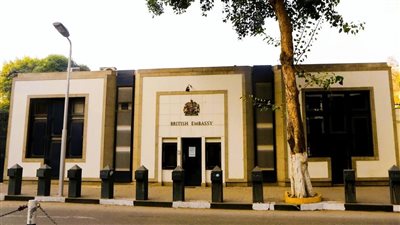 السفارة البريطانية في القاهرة تعلن استمرار خدماتها رسميًا بعد التنسيق مع السلطات المصرية