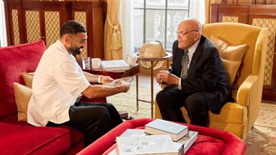 محمد صلاح في صورة تجمعه مع السير مجدي يعقوب نشرها على صفحته الرسمية