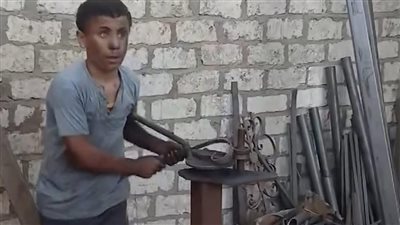 شنودة الشاب الكفيف يتحدى إعاقته ويعمل بورشة لحام بالمنيا ويشعل تعاطف السوشيال ميديا