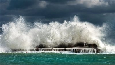 غلق شواطئ مطروح المفتوحة بسبب ارتفاع الأمواج وتحذير من السباحة بالأبيض وأم الرخم وعجيبة