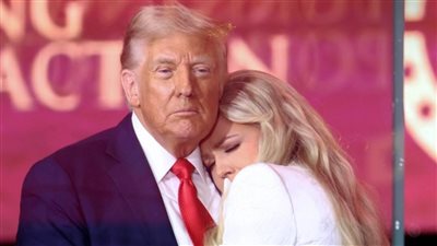 أحضان وقبلات ترامب لزوجة تشارلي كيرك بالتأبين تحصد تفاعلا بالسوشيال ميديا