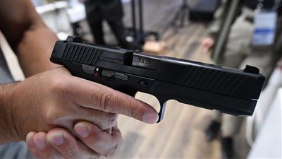 مدير مدرسه حلوان يثير ذعر أولياء الآمور في مكتبه بمسدس والآهالى تناشد وزارة التربيه والتعليم