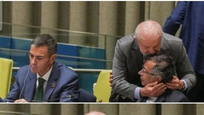 رئيس البرازيل يقبل رأس نظيره الكولومبي بعدما دعا الأخير لإنشاء جيش دولي لتحرير فلسطين