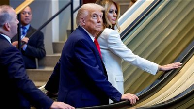 توقف السلم الكهربائي بترامب وميلانيا والتحقيق الأممي يكشف خطأ مصور البيت الأبيض