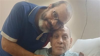 بعد أزمة صحية مفاجئة.. الفنان منير مكرم يغادر المستشفى ويكتب رسالة شكر