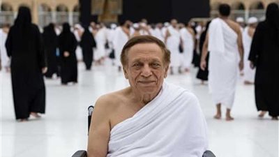 صور منسوبة للزعيم عادل إمام على كرسي متحرك بالعمرة تتحول إلى جدل واسع