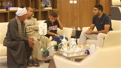 رجل الأعمال عصام العرجاني يتكفل بالطفل شنودة الحداد الكفيف وأسرته بالكامل