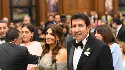 ظهور نادر لوالدة الفنان هاني رمزي في زفاف حفيدها وسط كبار نجوم الفن والإعلام
