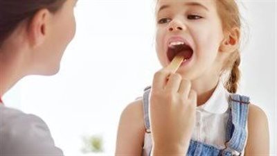 رائحة الفم الكريهة عند الأطفال والكبار.. أسبابها وعلاجها