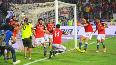 منتخب مصر يحرز هدفين في الشوط الأول ويضمن بطاقة التأهل لـ كأس العالم