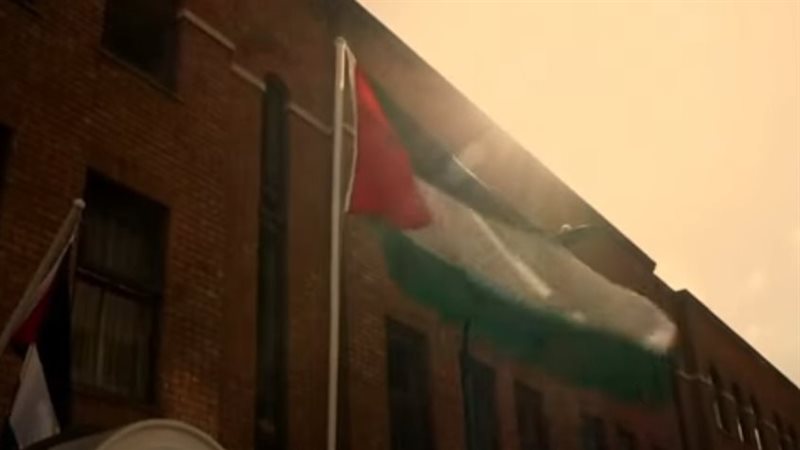 لحظة رفع العلم