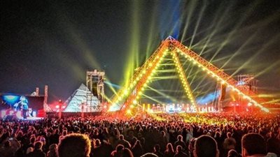 خبير سياحي يكشف حقيقة الطقوس الغريبة في حفل الأهرامات