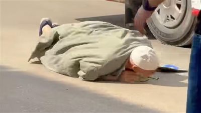 فحص فيديو مسن الأتوبيس الذي يحمل أوراقًا طبية وسقط في الشارع