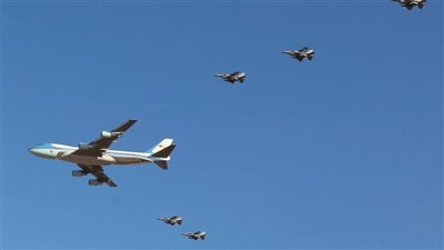 الطيران المصري يوجّه رسالة ترحيب تاريخية لطائرة الرئيس الأمريكي ترامب فوق سماء شرم الشيخ .. فيديو