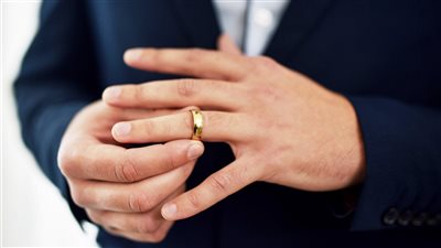 البابا شنودة الثالث يوضح حكم ارتداء الذهب للرجال في المسيحية ويكشف المعنى الحقيقي