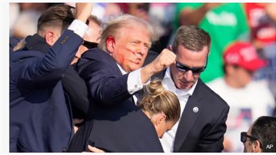 لقطات تظهر إصابة فريق حماية نائب الرئيس الامريكي بقذيفة مدفعية أثناء عرض عسكري 