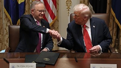 هبوط اضطراري لطائرة رئيس الوزراء الأسترالي في أمريكا بعد تعرض أحد أفراد طاقمه لحادث مروع 