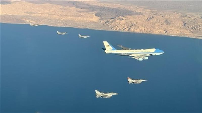 طائرة ترامب والمقاتلات
