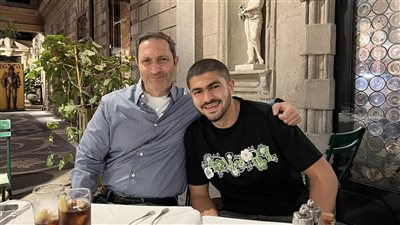 عمر علاء مبارك يرد بسخرية على شائعة حضور والده افتتاح المتحف المصري الكبير