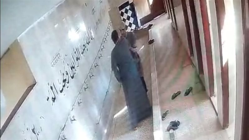 شاب يعتدي على مؤذن