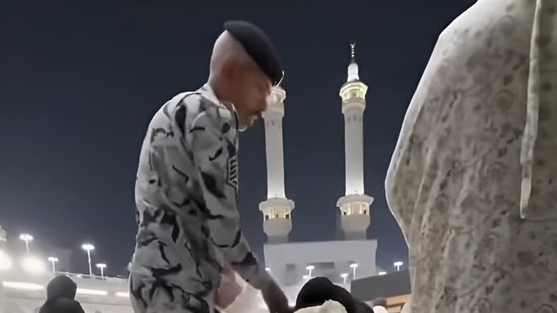 معتمرًا مصريًا ورجل