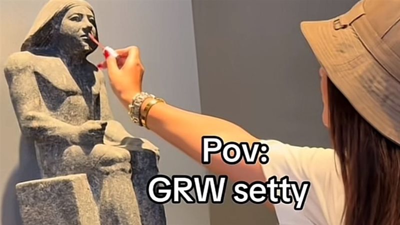 مكياج تماثيل المتحف