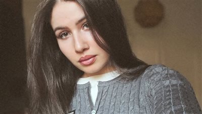 خلع الحجاب يتصدر مواقع التواصل بعد ظهور سلمي عبد العظيم بشعرها علنًا