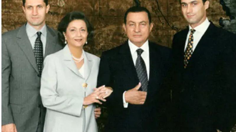 علاء مبارك يرد على