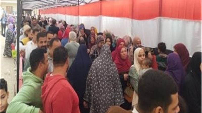 مرشح برلماني يمزق