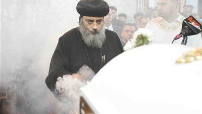 جنازة والدة الأنبا فيلوباتيرأسقف أبوقرقاص تحضرها قيادات كنسية يترأسها الأنبا مكاريوس بحزن وبكاء 