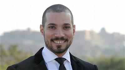 عبدالله رشدي يواجه حملة نسوية  