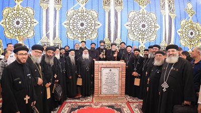 مراسم وضع حجر أساس كنيسة الفرسان الثلاثة تشمل وثائق ملكية الأرض والصور الرسمية للأساقفة