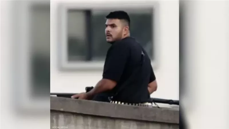 أحد المنفذين 