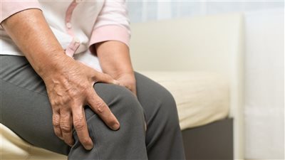 آلام الركبة في الشتاء أسباب الزيادة مع الطقس البارد وطرق التخفيف